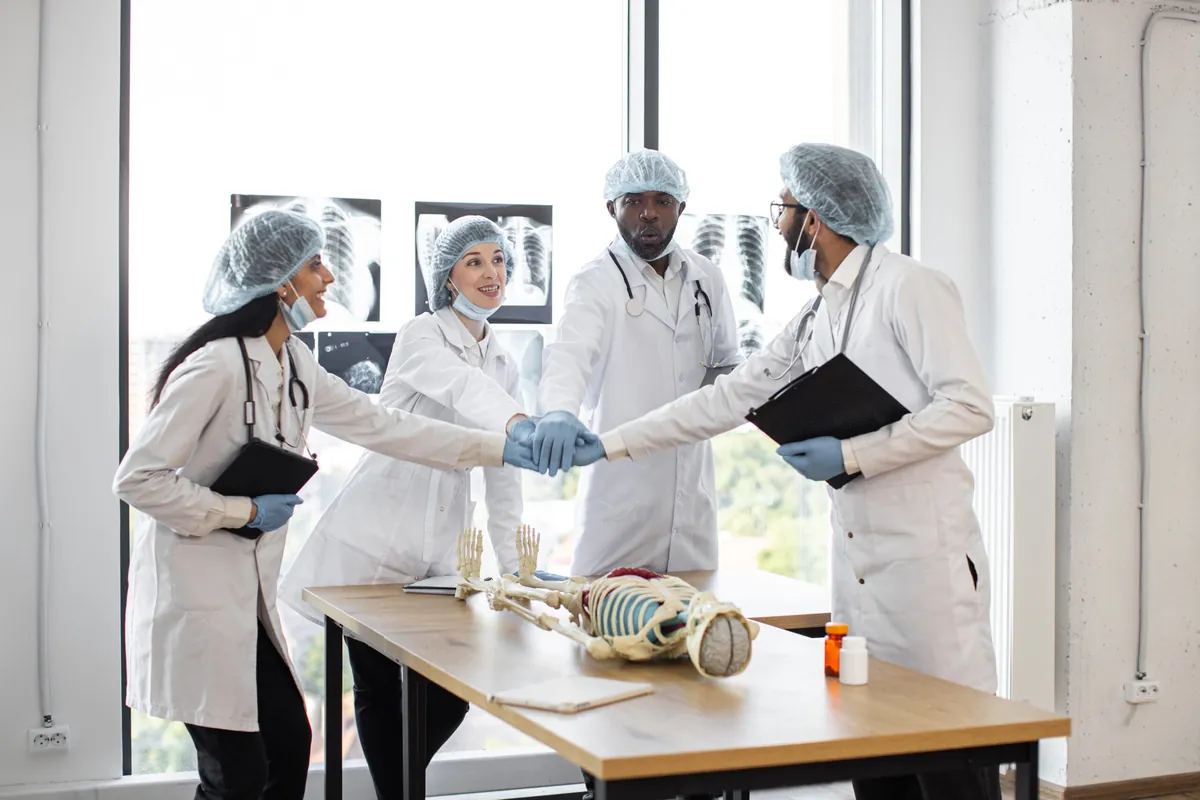 Equipe médica reunida em ambiente clínico moderno