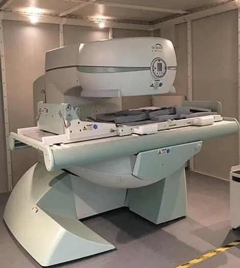 Equipamento de Ressonância Magnética de Campo Aberto G-Scan Brio na sala de exames